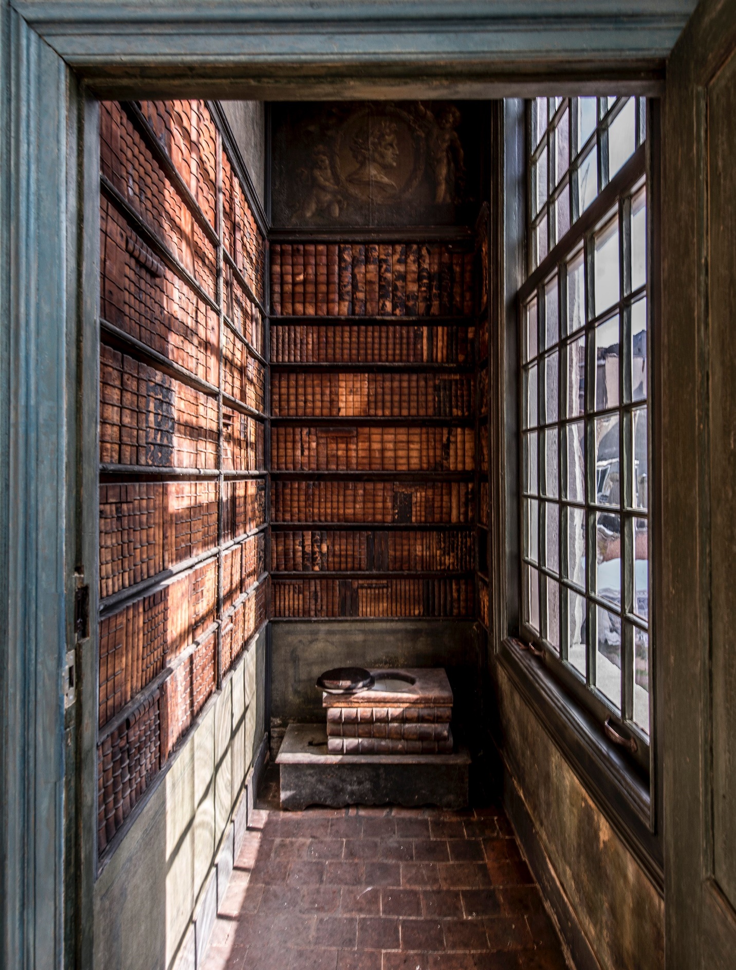 The Hofkamer's toilet looks like great place to hunker down with a book.